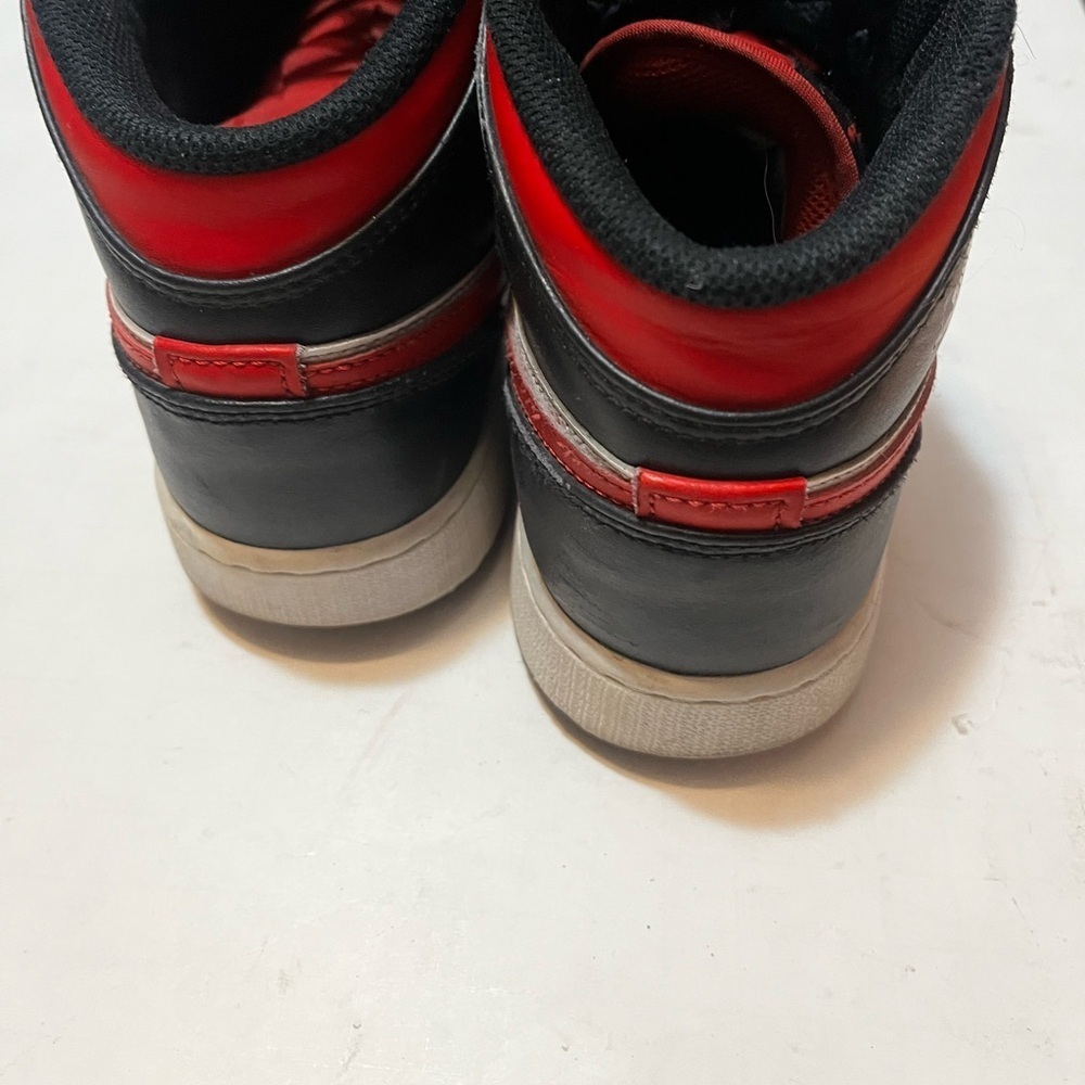 Nike Air Jordan 1 AJ1 Mid GS Bred Toe Black Red Wht Shoes Sz 6Y Women 8 Flaws - Picture 5 of 12
